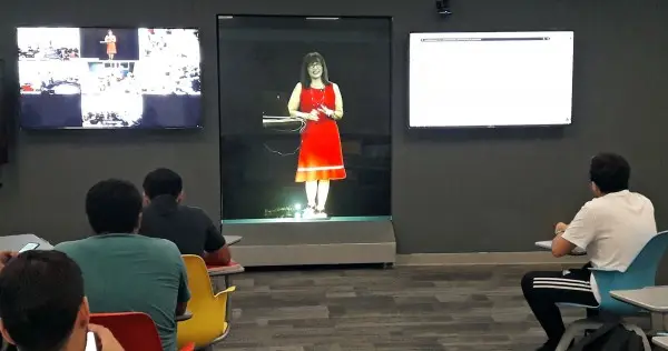 Holograma Profesora Universidad en Pantalla de Metacrilato