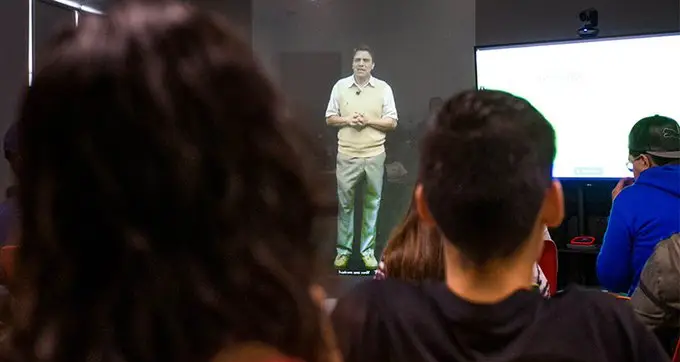 Pantalla de Metacrilato Holográfica con Profesor de Universidad