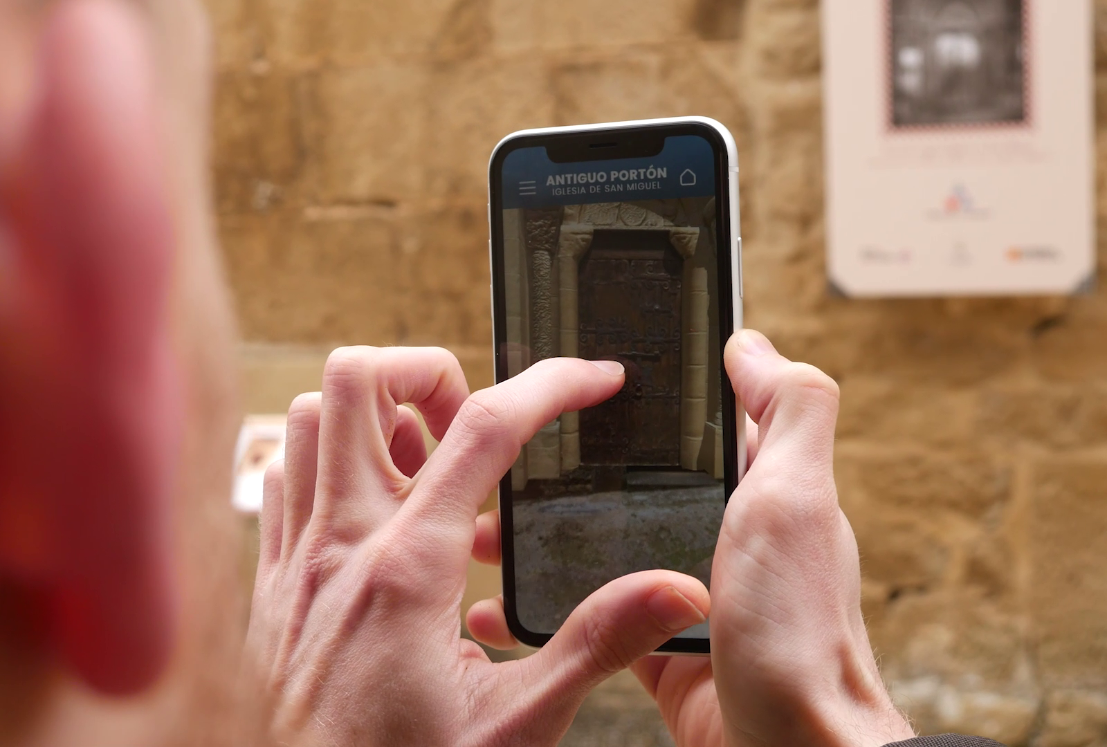 ejemplo de uso de la realidad aumentada aplicada al turismo para promocionar el patrimonio y monumentos más emblemáticos