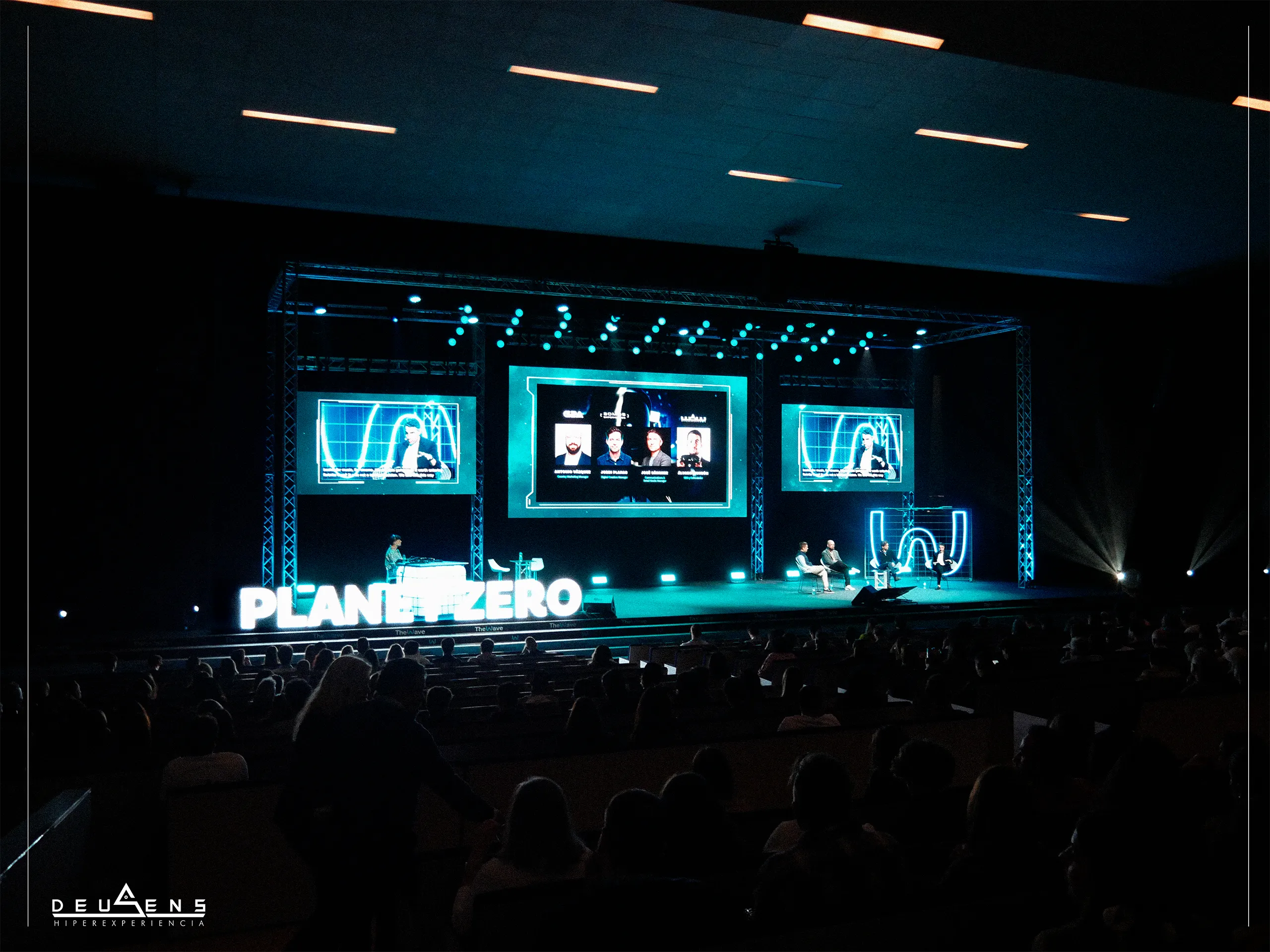 Álvaro Monzón modera la tavola rotonda con Antonio Vázquez (G2A), Jordi Planas (SOMOS) e José Sánchez (Fnac)