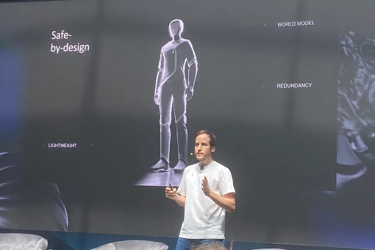Rémi Cadène UMA CEO presenting the Safe-by-design humanoid robot at MACHINA Summit